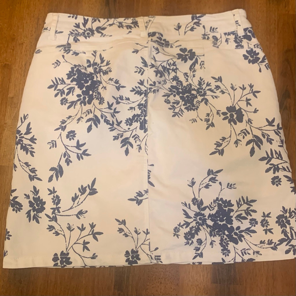 Cato Mini Skirt 4 White with Blue Floral Pockets - Picture 6 of 7